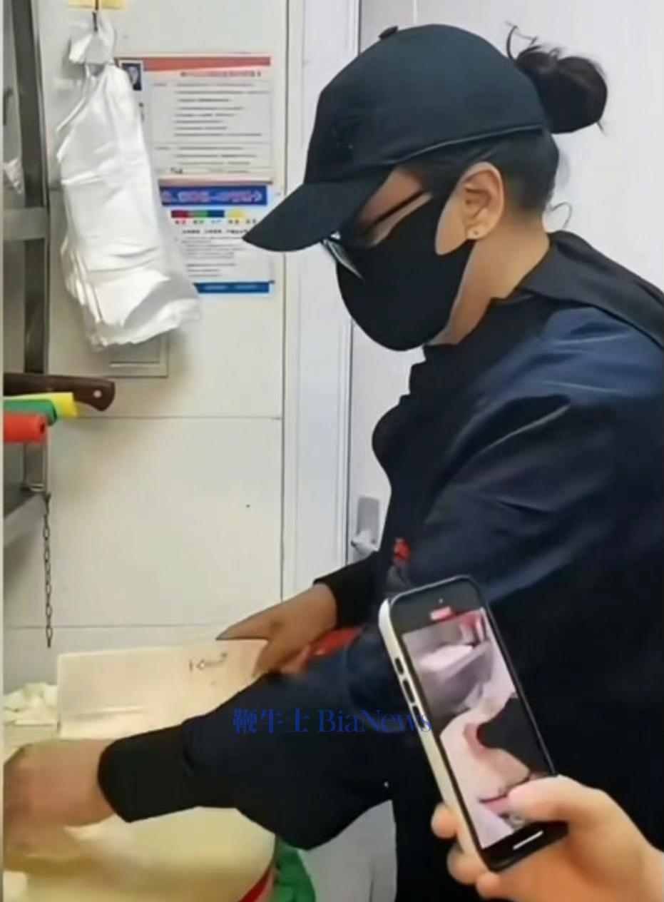 蹭热度自爆！张兰进麻六记后厨直播被曝无健康证不洗手切菜